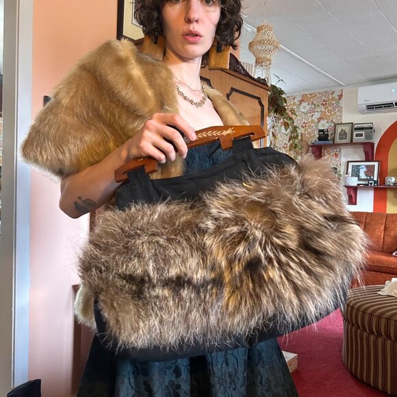 1930s OLD MONEY Silver Fox fur silk lined hand bag with hand painted wood handle - Picture 2 of 14